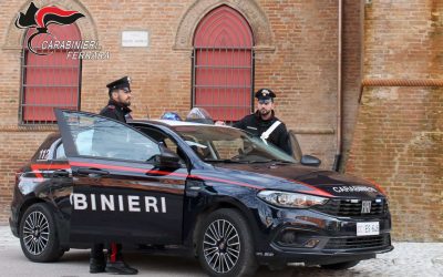 Butta a terra la fidanzata e la colpisce con una sedia. Guai per un 47enne