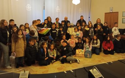 Marcia per la pace: in Municipio le barche colorate della speranza