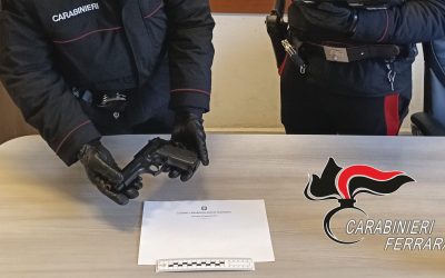 In auto con gli amici e una pistola giocattolo, scatta la denuncia per un 56enne