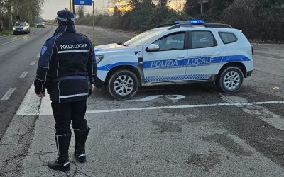Fugge al controllo della Polizia Locale: 70enne senza patente, assicurazione e revisione