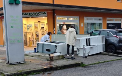 Auto fuori controllo abbatte il distributore di farmaci della Farmacia Villa Fulvia