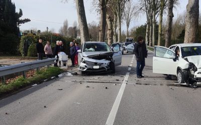 Scontro tra due auto in via Comacchio: ferite due donne