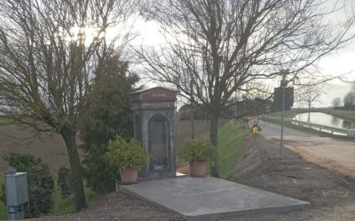 Capitello coperto dal cemento, polemica a Serravalle: l’allarme di Uniti per Riva del Po