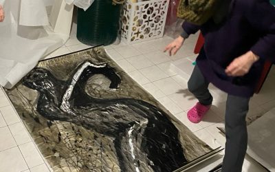 Sul crinale tra ombra e oro: Giuliana Natali torna alla Galleria del Carbone