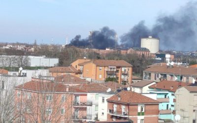Brucia il materasso di un senza tetto, paura a mezzogiorno in via Maffino Maffi