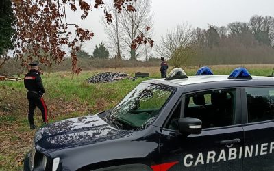 Invece di smaltirli bruciano i rifiuti. Tre uomini denunciati dai carabinieri