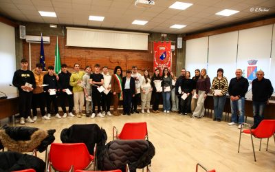 Consegnate le tessere elettorali e la Costituzione ai neo-diciottenni: “La democrazia ha bisogno di voi”