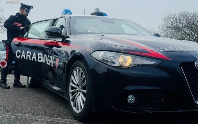 Uno ruba al supermercato, l’altro spaccia. Poi scattano le manette