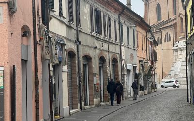 Senzatetto nelle pensiline del centro: interrogazione in Consiglio comunale a Comacchio