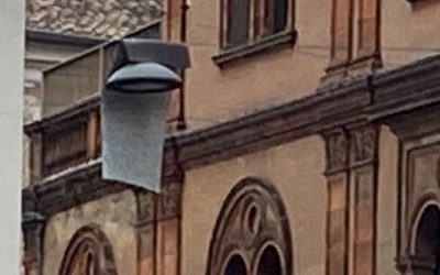 Spunta il “tappeto volante” in via Armari: rimosso dai vigili del fuoco