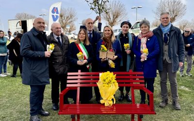 Un albero e una panchina rossa: al Sant’Anna il segno contro la violenza sulle donne