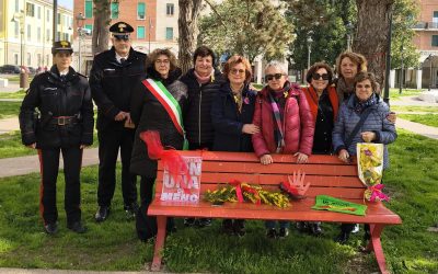 Una mimosa alle panchine rosse per sensibilizzare alla parità di genere