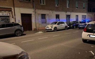 Salgono all’ultimo piano di un palazzo e scaraventano sedie in strada