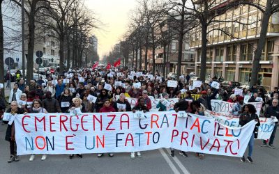 Grattacielo. In mille al corteo per dire “Non è una questione privata”