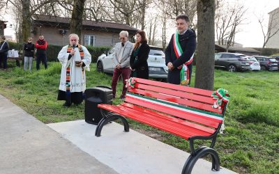 Una panchina rossa a Pilastri in ricordo di Rossella Placati