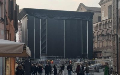 Maxi palco in piazza Trento Trieste, scoppiano le critiche sui social