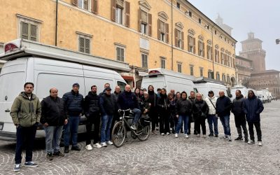 Furgoni in centro e bancarelle chiuse: la protesta degli ambulanti