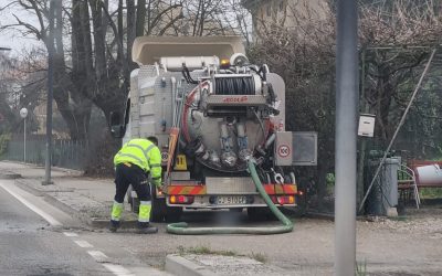 Mirabello. Pulite le caditoie e la pista ciclabile