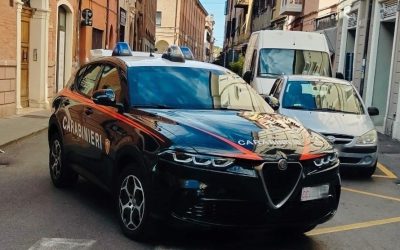 Schiaffo alla figlia in piazza, poi si scaglia contro chi chiama il 112: madre arrestata