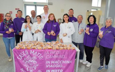 “Casco Matto” consegna colombe pasquali al Reparto di Geriatria di Cona