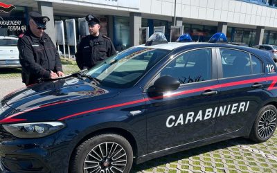 Rapinano un 19enne con un manganello: denunciati due sedicenni