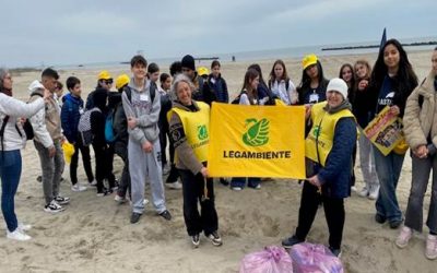 Pulizia della spiaggia a Porto Garibaldi: studenti in campo contro i rifiuti