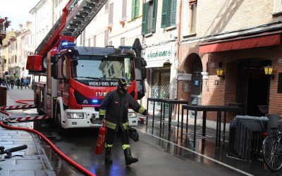 Fumo dalle cucine del ristorante, paura in via Carlo Mayr
