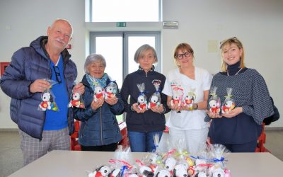Anteas dona pupazzetti fatti a mano ai piccoli ricoverati a Cona