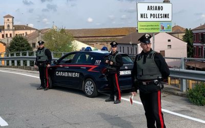 Brandisce una catena e insulta i passanti: denunciata 44enne di Mesola