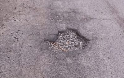 “Buca pericolosa, rischiano pedoni, ciclisti e automobilisti”