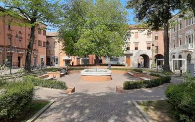 La fontana di piazza della Repubblica a Ferrara in azzurro e verde per accendere i fari su Dislessia e Pans/Pandas