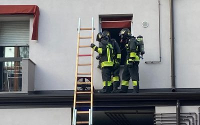 Esce di casa e lascia la pentola sul fuoco. Arrivano i pompieri