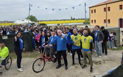 Quasi in 400. Un ‘serpentone blu’ per la consapevolezza sull’autismo