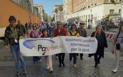 A San Pietro per pregare per la pace, sequestrati striscione e maglietta contro la guerra