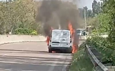 Furgoncino a fuoco sulla Ferrara-Mare. Arrivano i pompieri