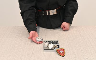 Lo fermano con la droga nell’auto in via Wagner