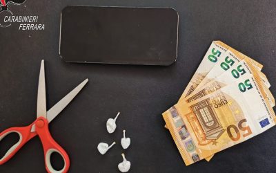 Getta quattro palline di cocaina nel bagno del bar per sfuggire ai carabinieri