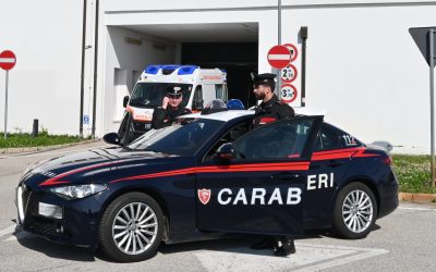 Salta da una corsia all’altra in Super e prende a pugni l’auto dei carabinieri. Poi danneggia il pronto soccorso