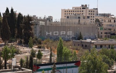 Cisgiordania, vivere sotto assedio: “Se vieni con i mitra, io pianto un ulivo”