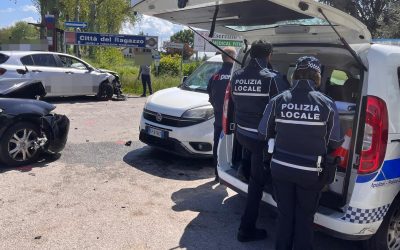 Carambola tra auto in via Comacchio. Colpito anche il furgoncino dei controllori Tper