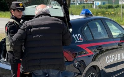 Si offrono di aiutare un uomo in sedia a rotelle e gli rubano i soldi