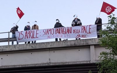 “25 aprile, partigiani della pace”: striscione e bandiere sul ponte