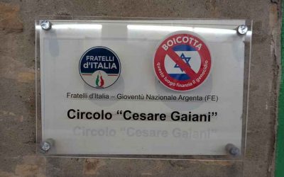 Due adesivi contro la sede di Fratelli d’Italia