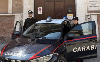 Deruba un anziano e tenta di investire la figlia: denunciata una 56enne