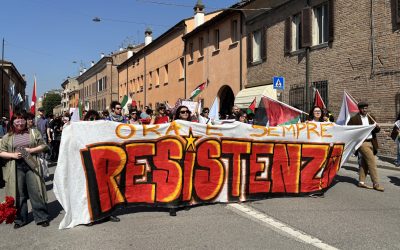 Corteo del 25 aprile: in mille soffiano i “venti di Resistenza”