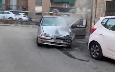 Incidente in Primo Maggio. L’autista abbandona l’auto e se ne va