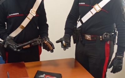 “Fatemi le analisi o torno con una rivoltella”. A casa aveva una pistola lanciarazzi carica