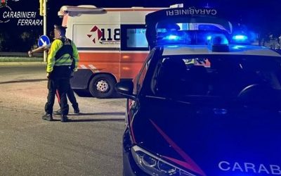 Minaccia i sanitari con cocci di bottiglia, denunciato 18enne