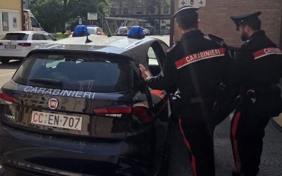 Evade per fare un giro in bicicletta per il centro