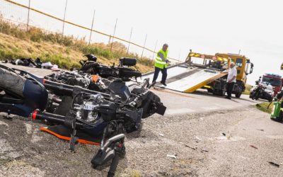 Muore in moto mentre va a vedere il figlio giocare